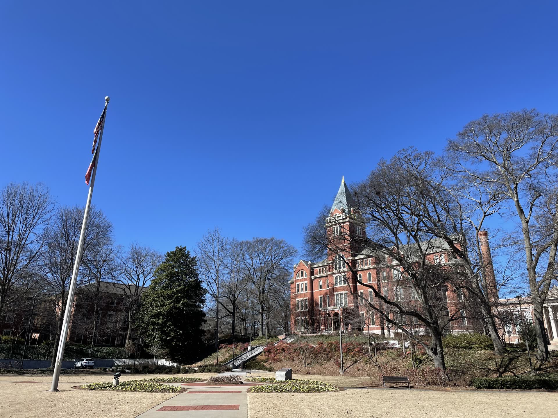 Georgia Tech 校园内带有 TECH 字样的红砖 Tech Tower